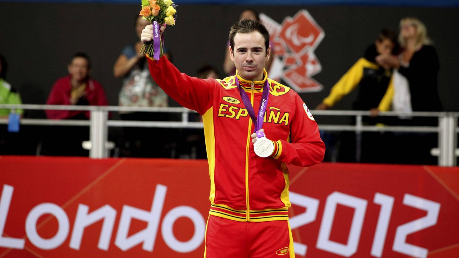 Foto: Álvaro Valera  posa con la medalla de plata ganada en los Juegos Paralímpicos de Londres 2012 (EFE)