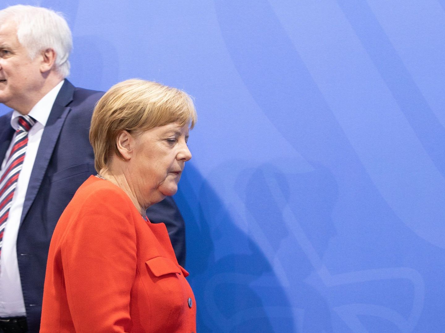 Merkel, con Seehofer detrás, su socio y, a la vez, su principal dolor de cabeza. (Reuters)