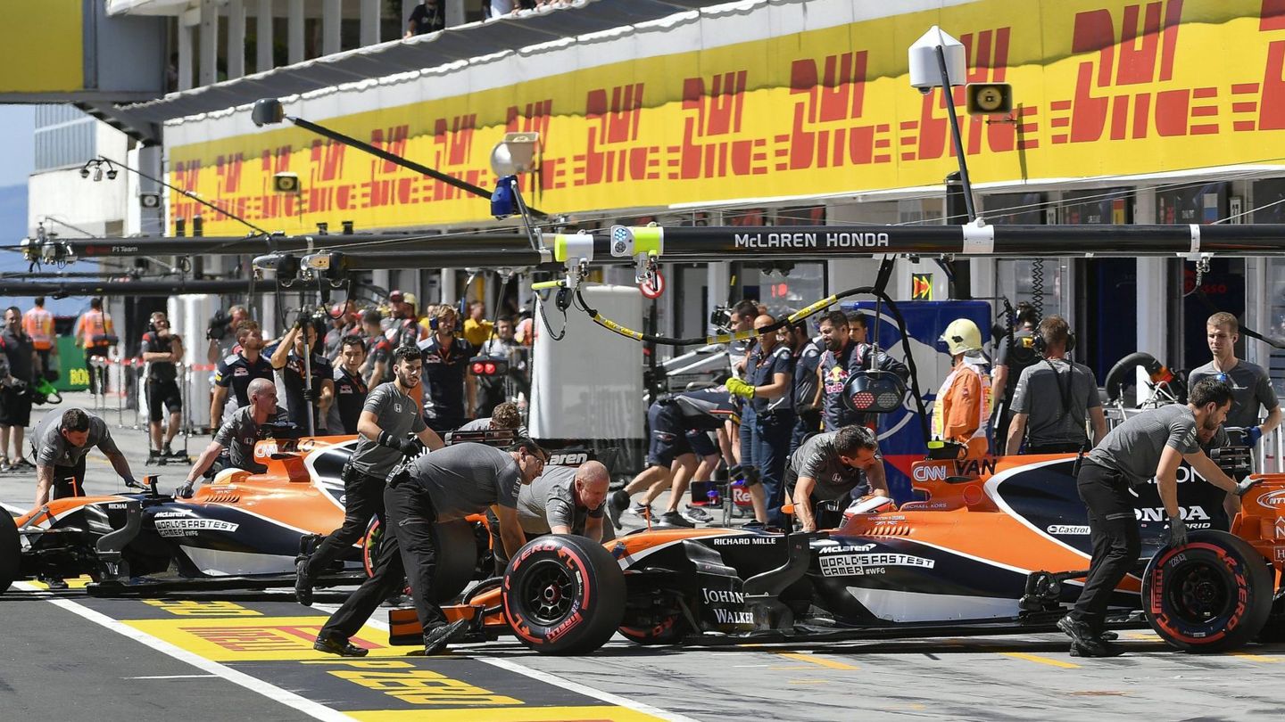 Imagen del equipo McLaren trabajando al unísono. (EFE)