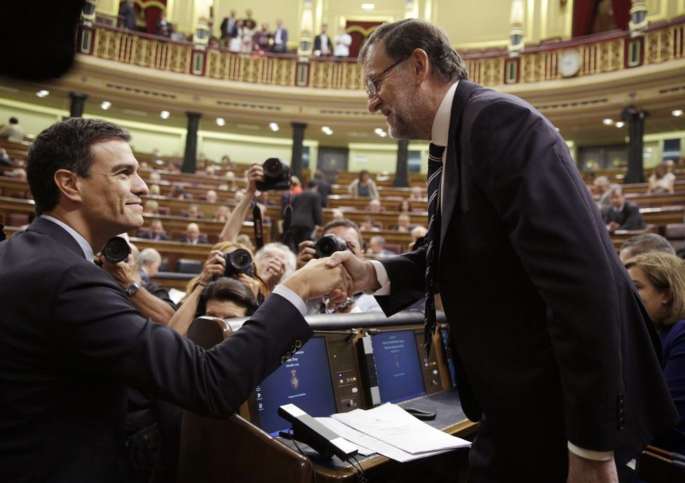 Foto: El secretario general del PSOE, Pedro Sánchez saluda a Mariano Rajoy. (Reuters/Andrea Comas)