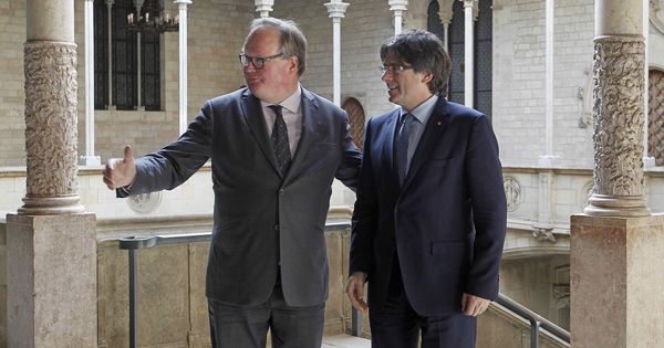 Foto: El presidente de los liberales europeos, con Puigdemont, en 2016, antes del distanciamiento. (EFE)