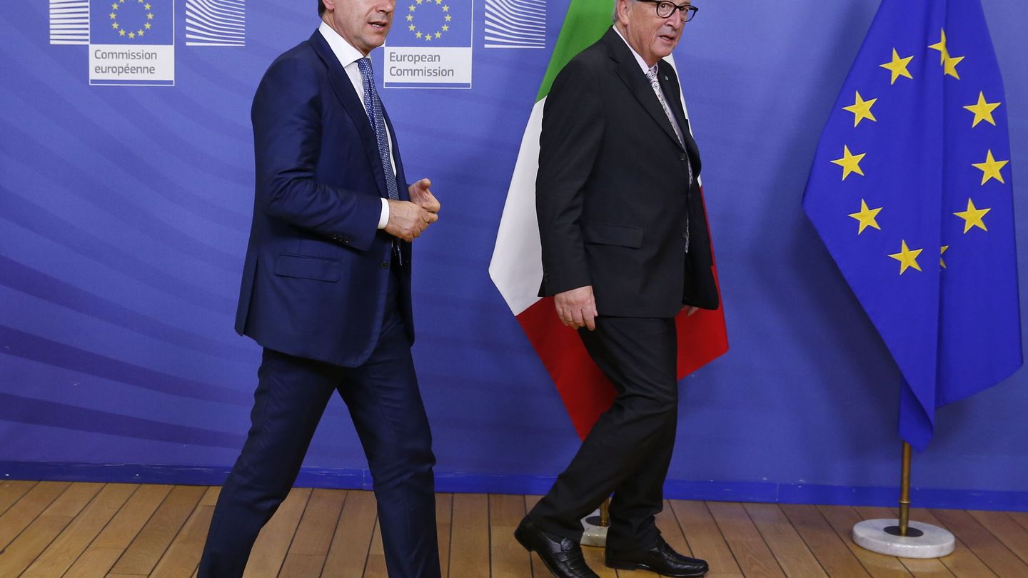 Conte (i) es recibido por Juncker (d). (Reuters)