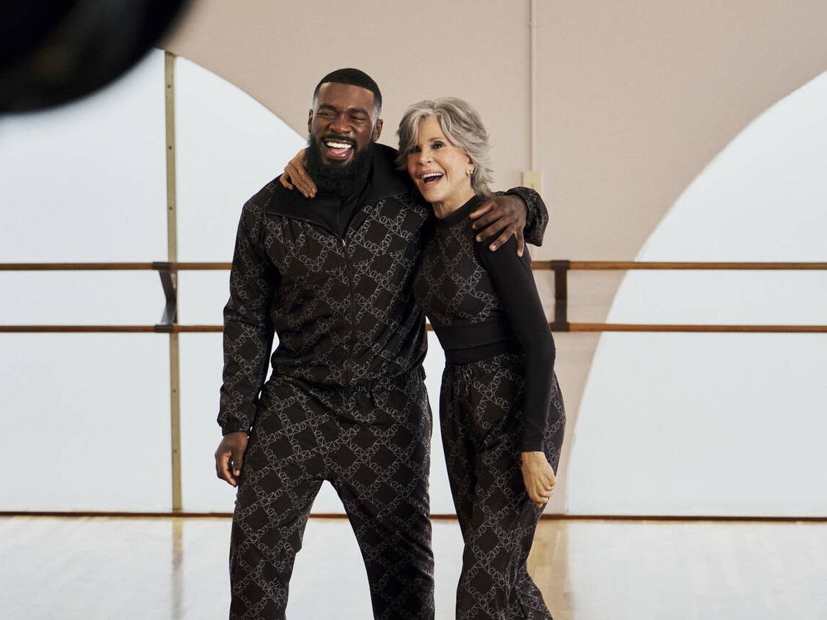 Foto: Jane Fonda y JaQuel Knight posan para la nueva colección Move de H&M. (H&M/Cortesía)