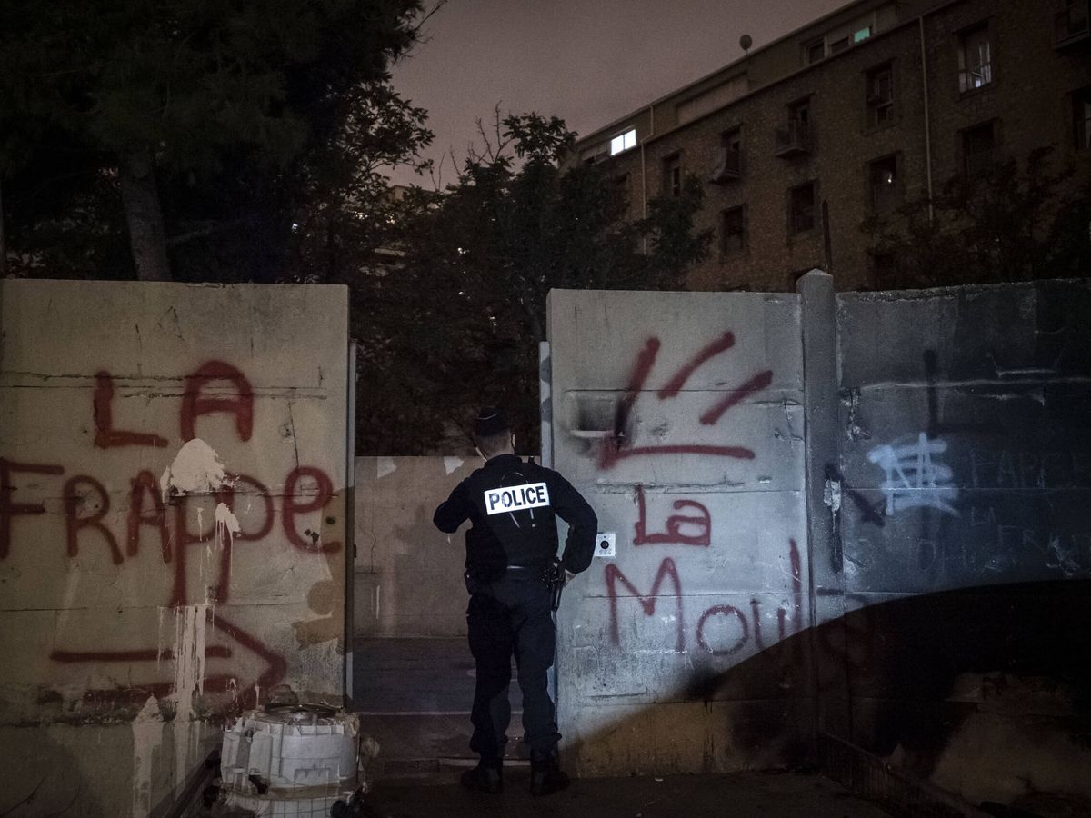 Foto: La policía registra una barriada de Marsella. (Arnold Jerocki/Getty Images)
