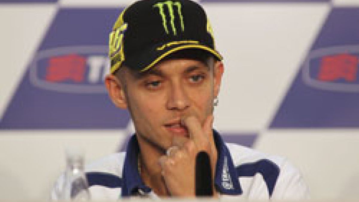 Rossi se queja del hombro pero manda en MotoGP