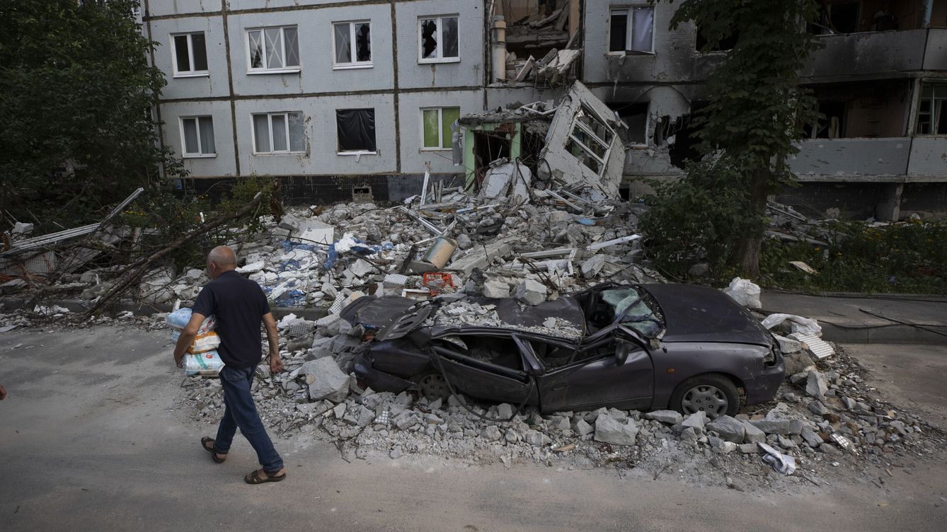 Foto: Restos de un bombardeo sobre un barrio de la ciudad de Járkov. (EFE/Orlando Barría)