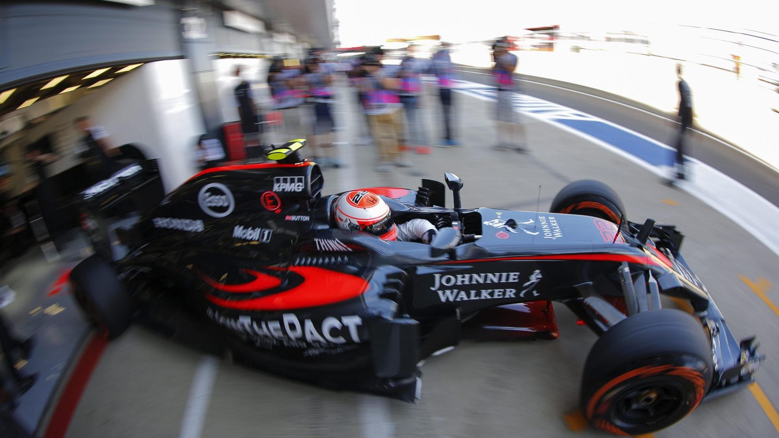 Foto: Jenson Button saliendo del garaje de McLaren-Honda en Silverstone (Efe)