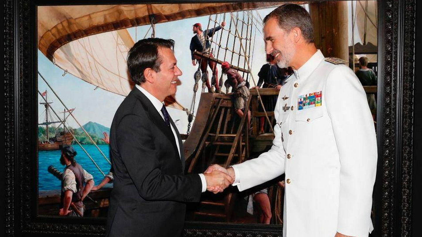 Ferrer-Dalmau con el Rey Felipe en la presentación de su cuadro en el Museo Naval. (armada.defensa.gob.es)