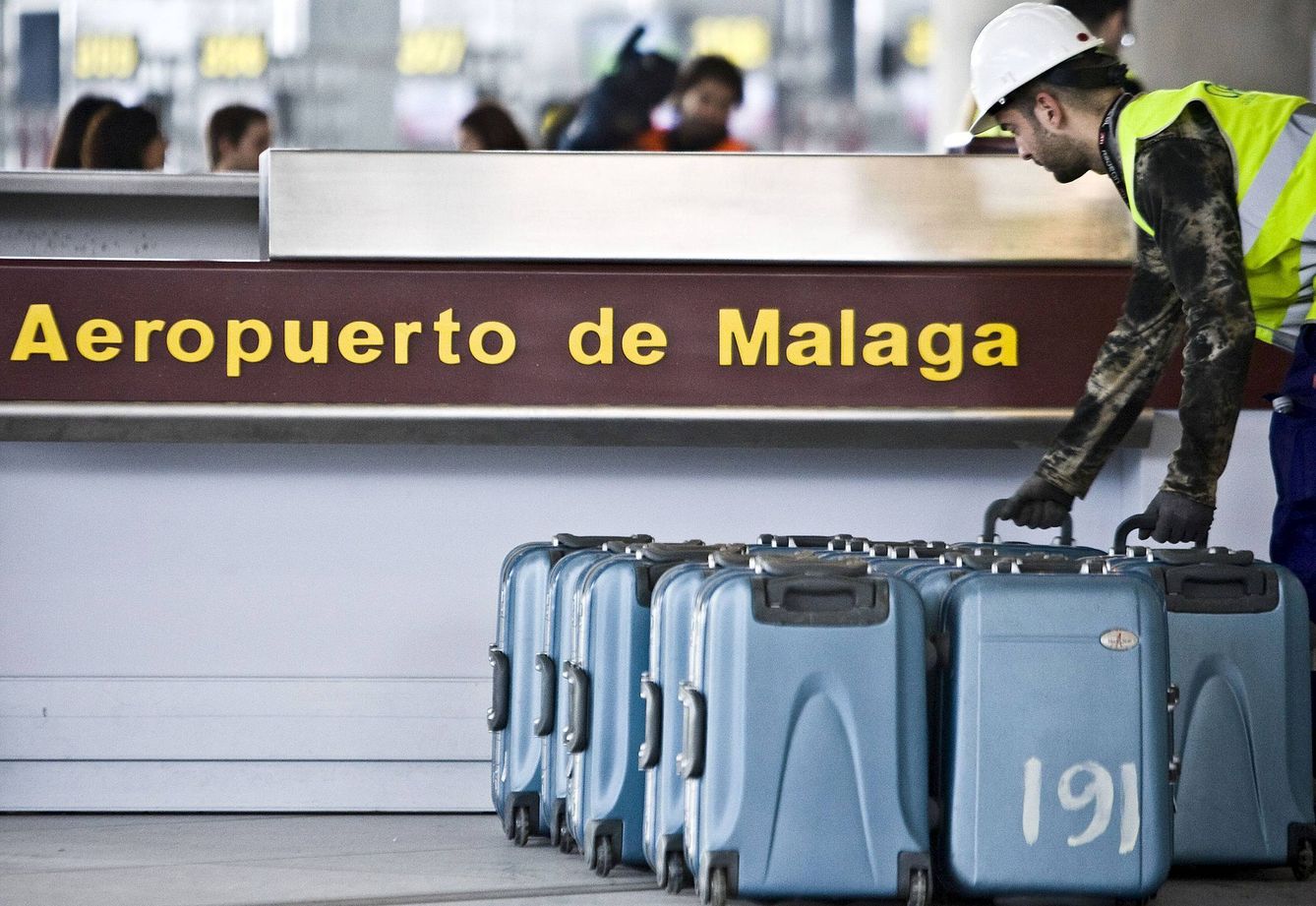 Un operario recoge unas maletas de la nueva terminal del Aeropuerto de Málaga, en 2010. (EFE)