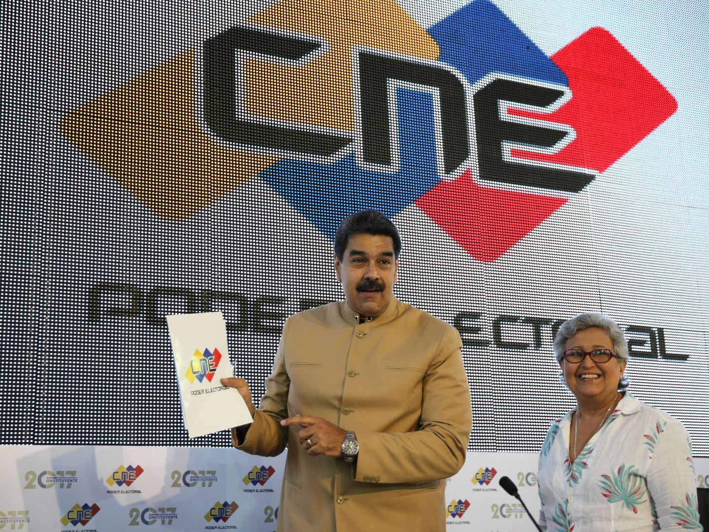 Nicolás Maduro junto a la presidenta del Consejo Nacional Electoral Tibisay Lucena, durante un acto en la sede del Poder Electoral en Caracas, el 31 de julio de 2017. (EFE)