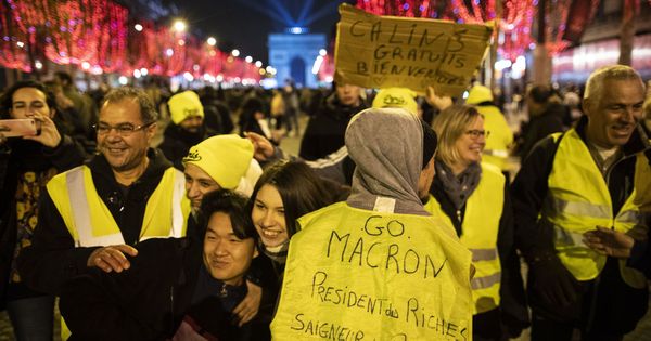 Foto: Un grupo de personas con chalecos amarillos se manifiestan contra el presidente Macron en Nochevieja, en los Campos Elíseos. (EFE)
