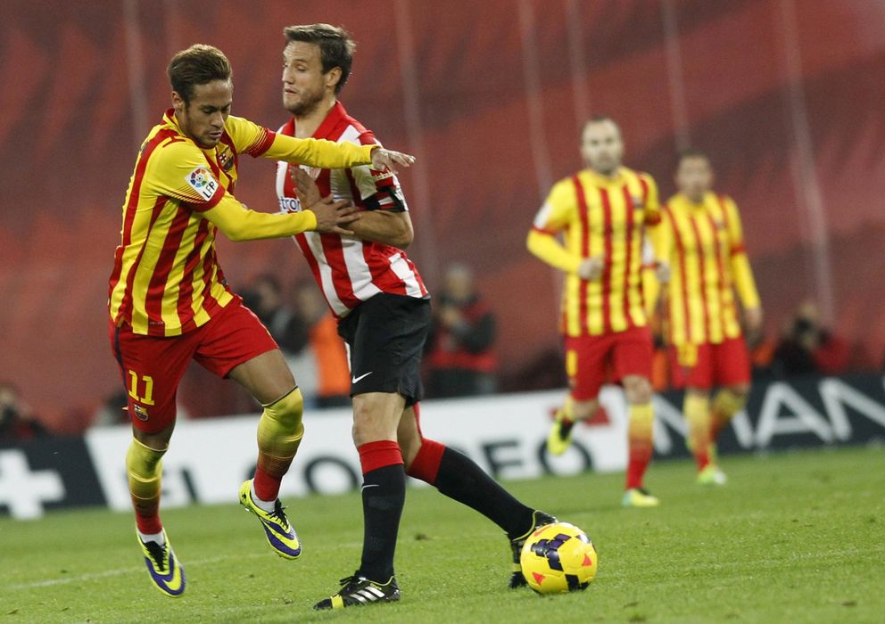 Foto: Neymar disputa un balón con Gurpegui en el último Athletic-Barça (Reuters).