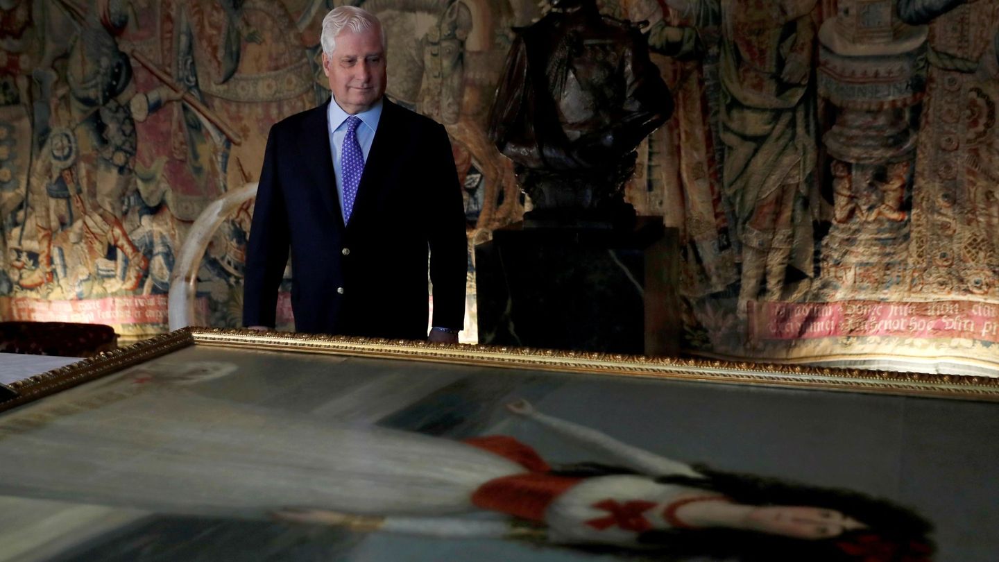 Carlos Fitz-James Stuart y Martínez de Irujo, el duque de Alba, observa la obra de 'La duquesa de Alba' de Goya. (EFE)