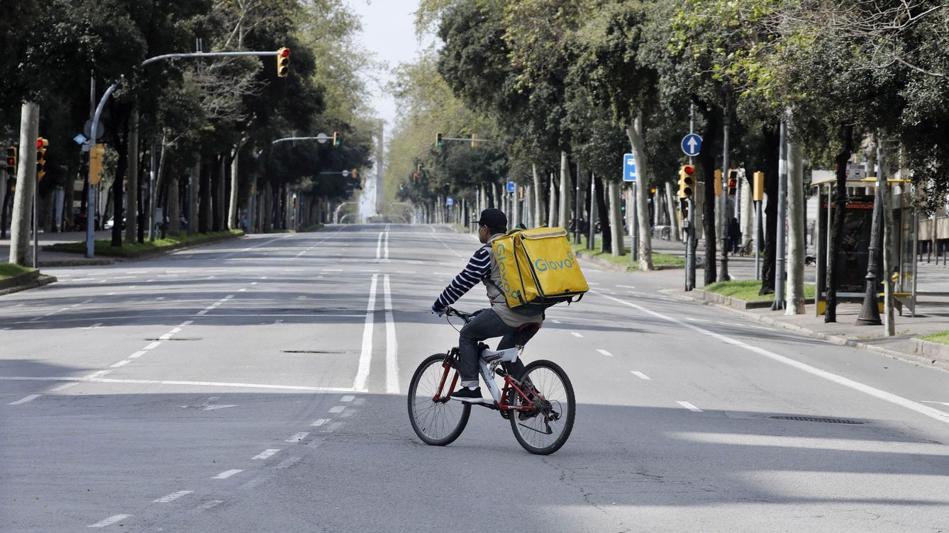 Foto: Un repartidor de comida a domicilio cruza la calle Diagonal de Barcelona totalmente desierto de vehículos y ciudadanos. (EFE)