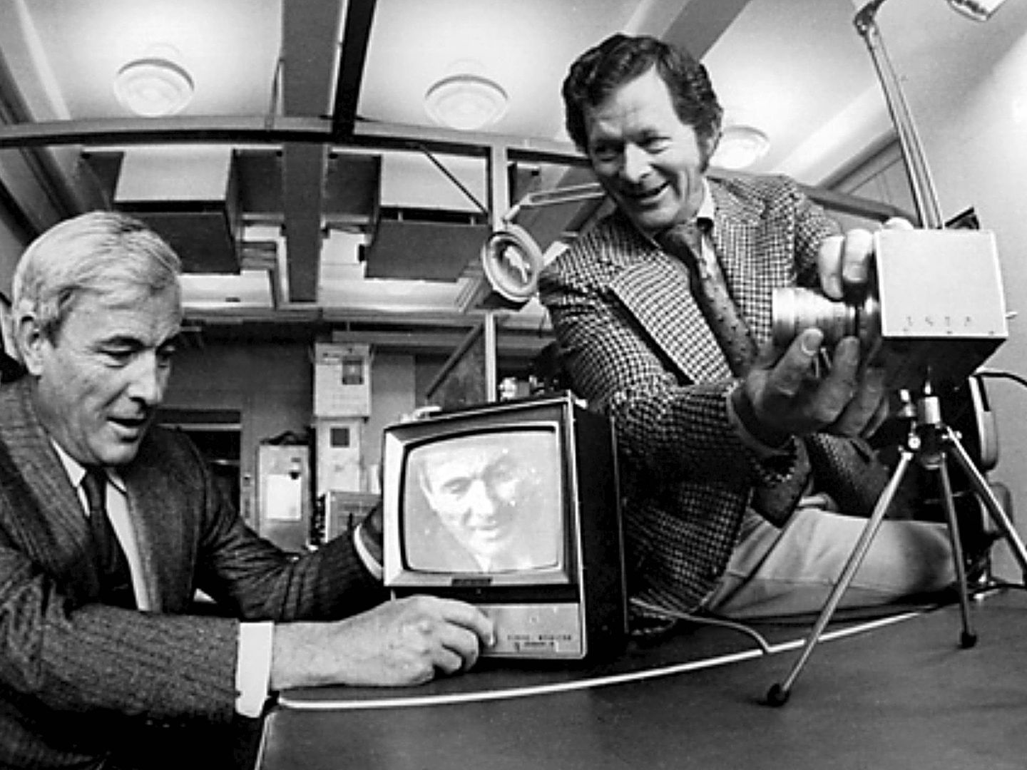 Willard Boyle y George Smith, ganadores del Nobel de Física, durante un experimento con el sensor CCD.