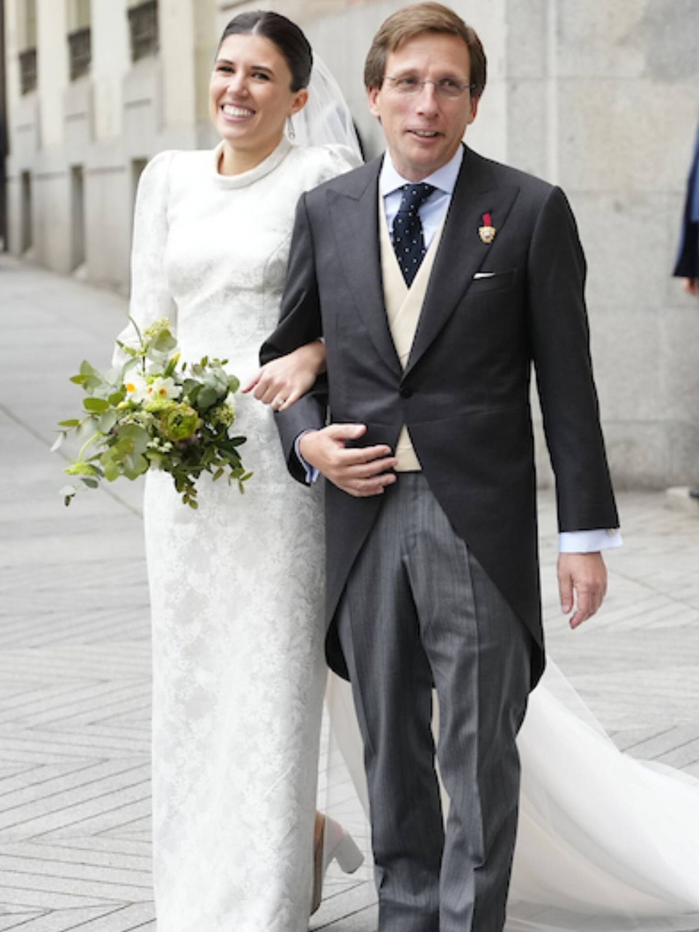 Teresa Urquijo y José Luis Martínez-Almeida, como recién casados tras su boda religiosa. (LP)