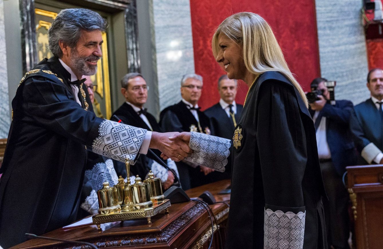 El presidente del Tribunal Supremo, Carlos Lesmes, felicita a la magistrada Susana Polo García, durante el acto de toma de posesión. (EFE)