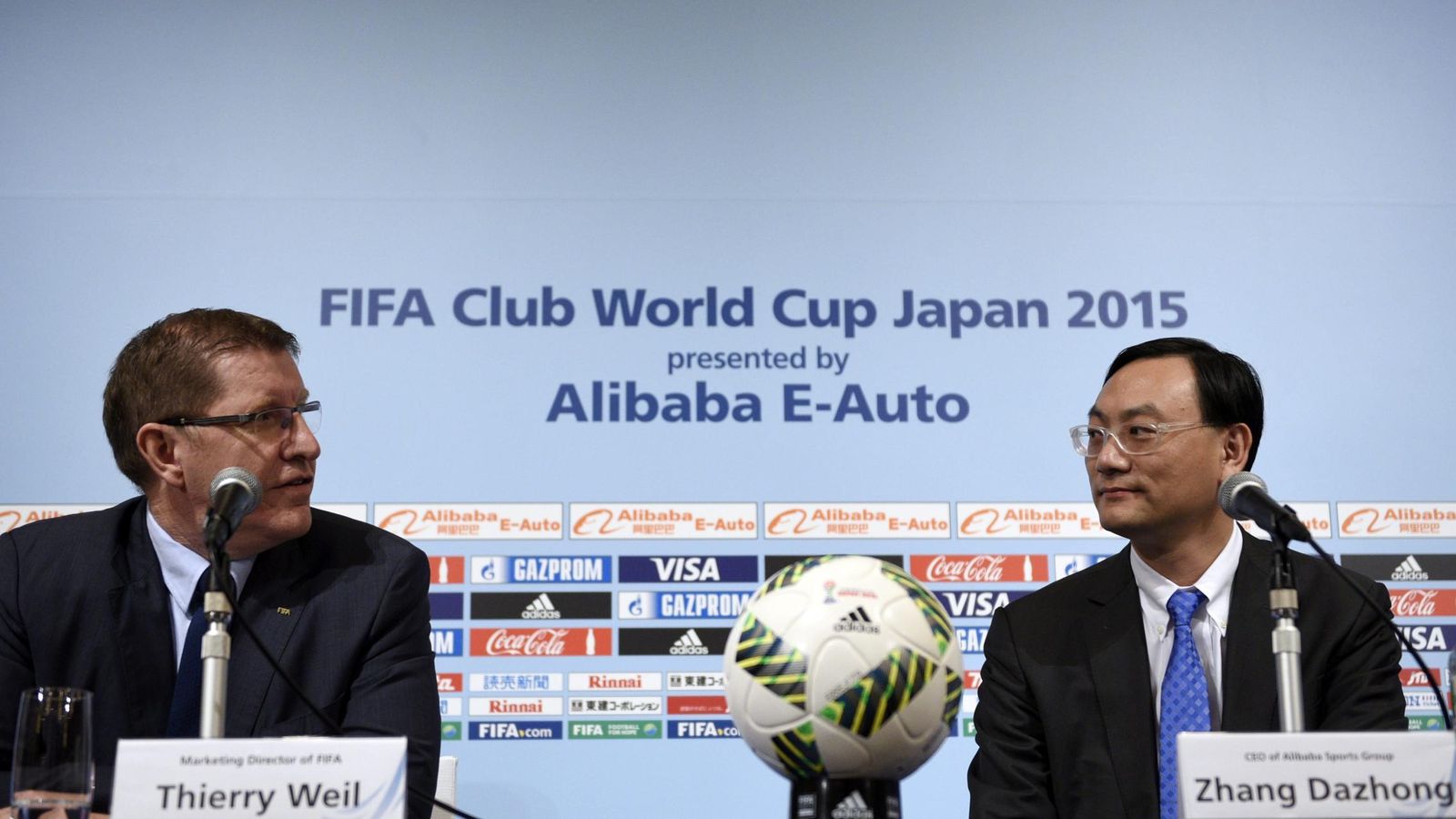 Foto: Thierry Weil (I) y Zhang Dazhongn (D), en la presentación del acuerdo entre Alibaba y la FIFA (Efe).