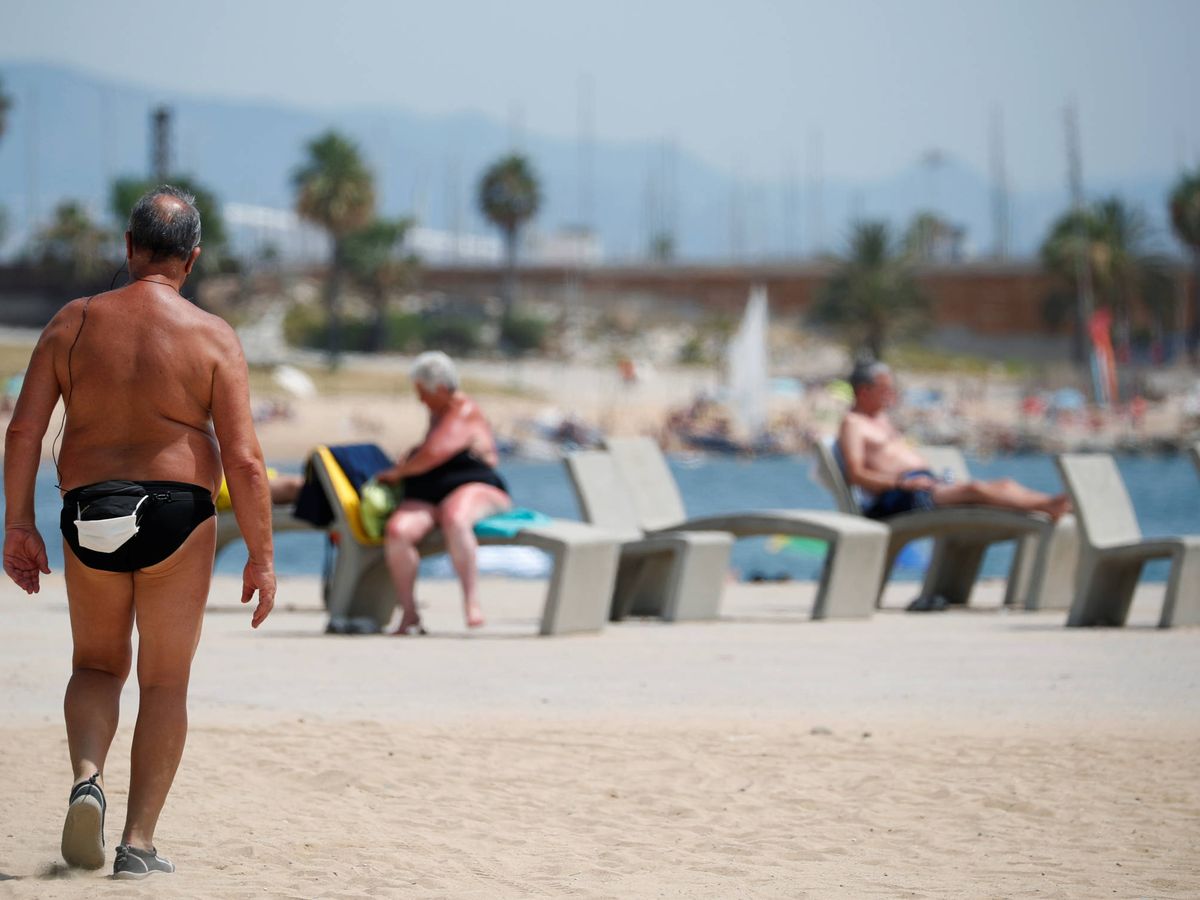 Foto: La playa de la Barceloneta, este jueves. (Reuters/Albert Gea)