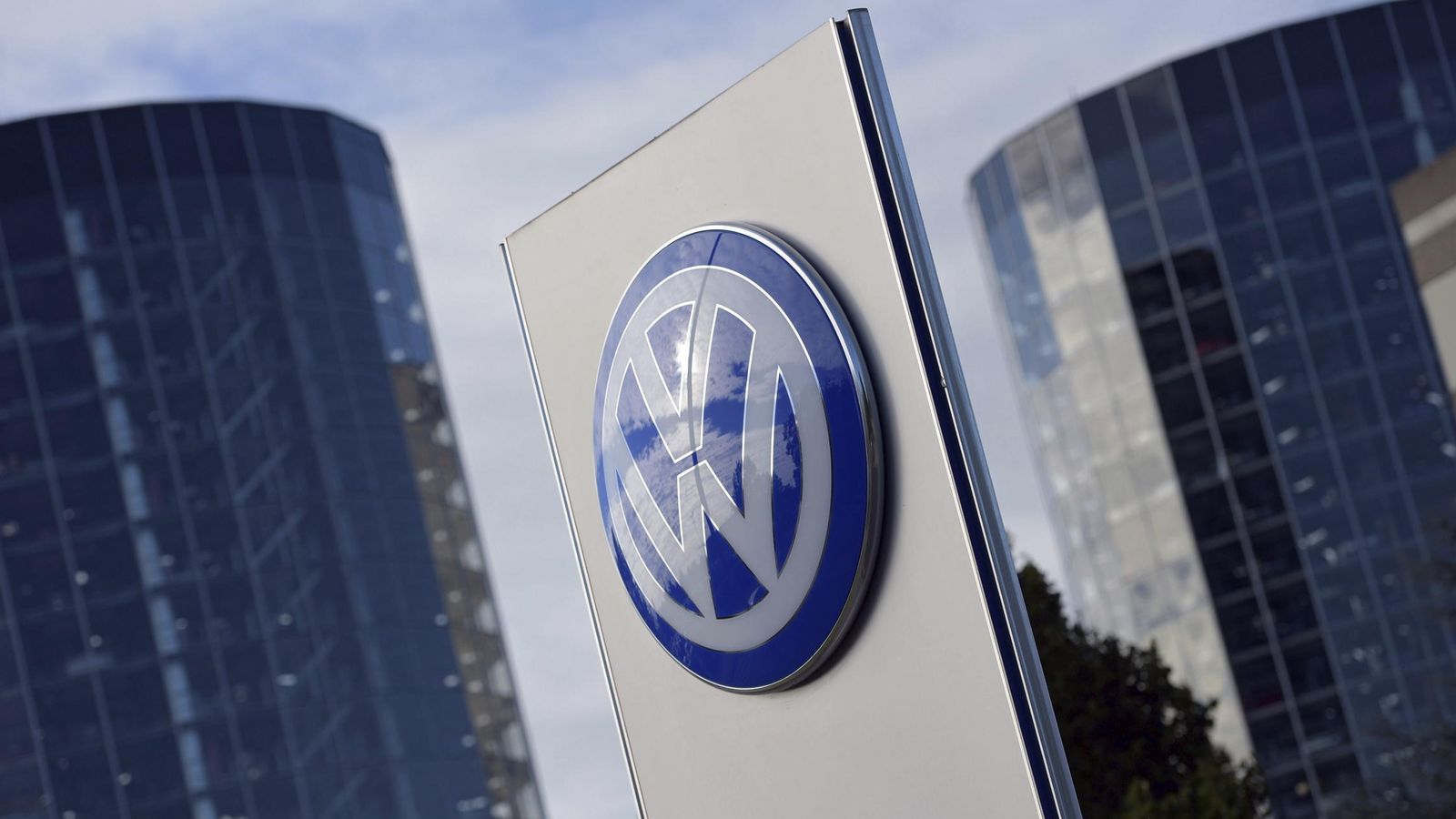Foto: El logotipo de Volkswagen en la ciudad del automóvil en Wolfsburgo (Alemania). (EFE)