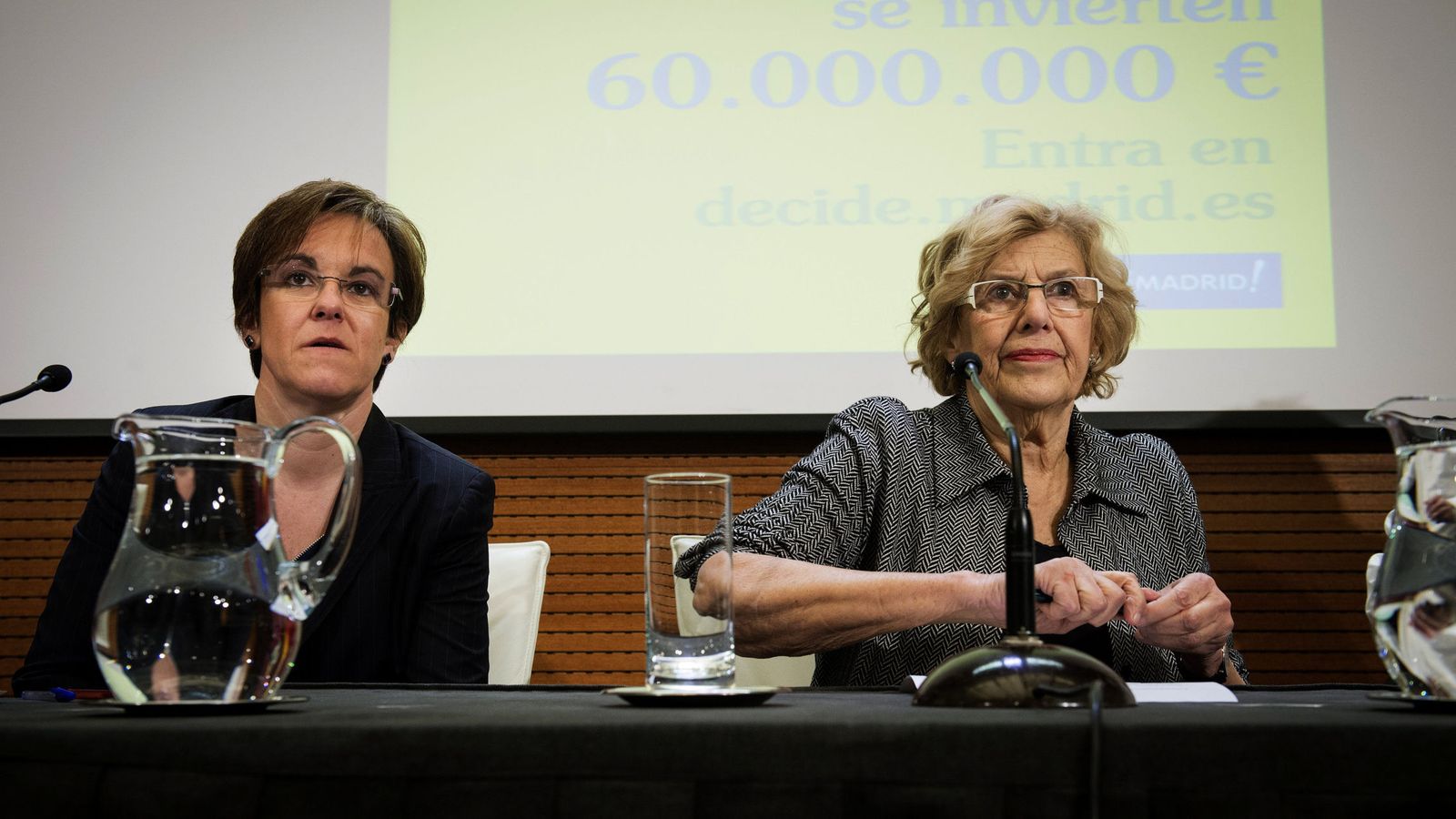 Foto: La alcaldesa de Madrid, Manuela Carmena (d), y la portavoz del grupo municipal socialista, Purificación Causapié, durante una rueda de prensa. (EFE)