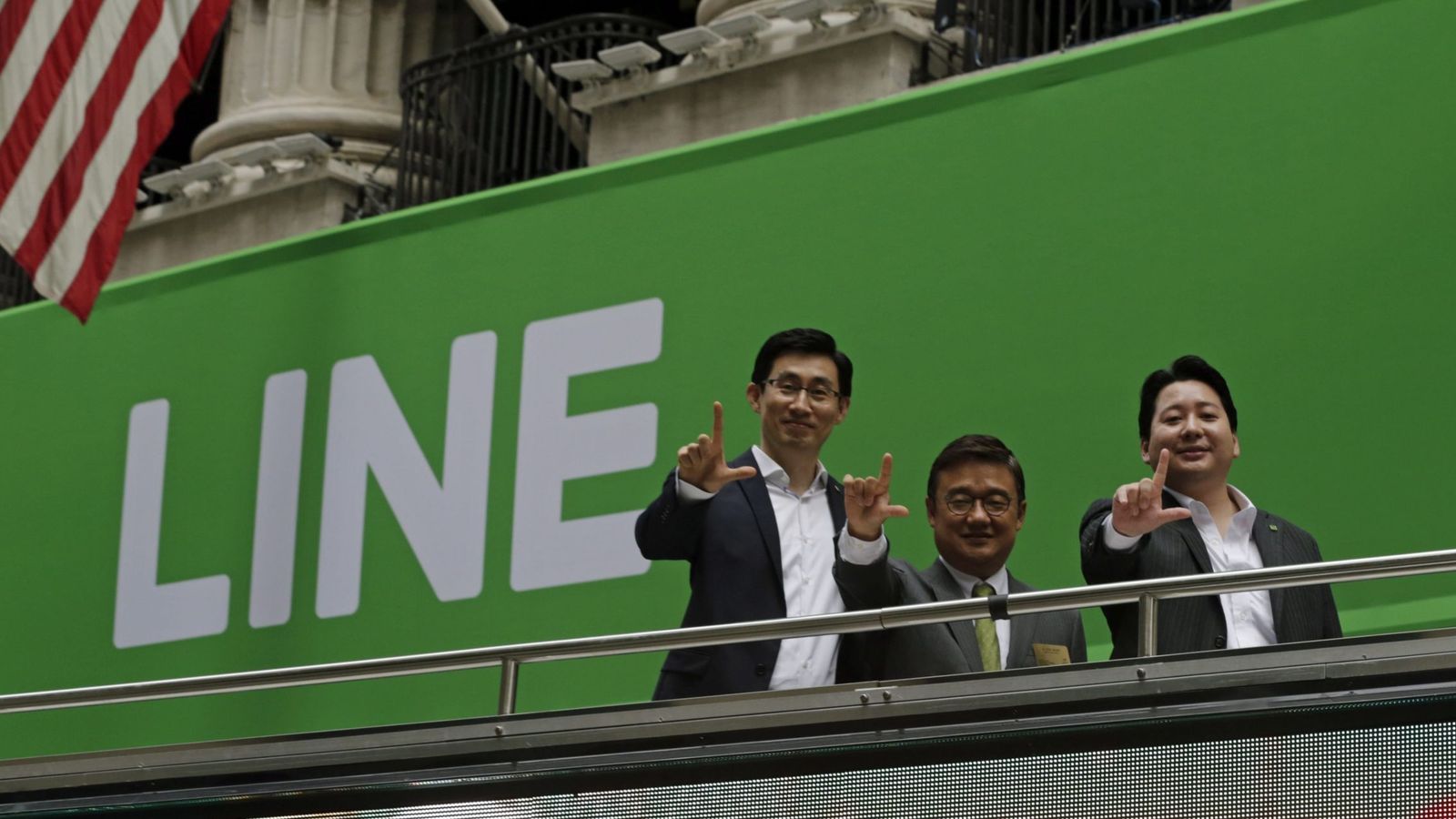 Foto: El director de operaciones globales, Jungho Shin (i), el director de finanzas, Joon Hwang (c), y el jefe de estrategia y marketing de Line, Jun Masuda (d)