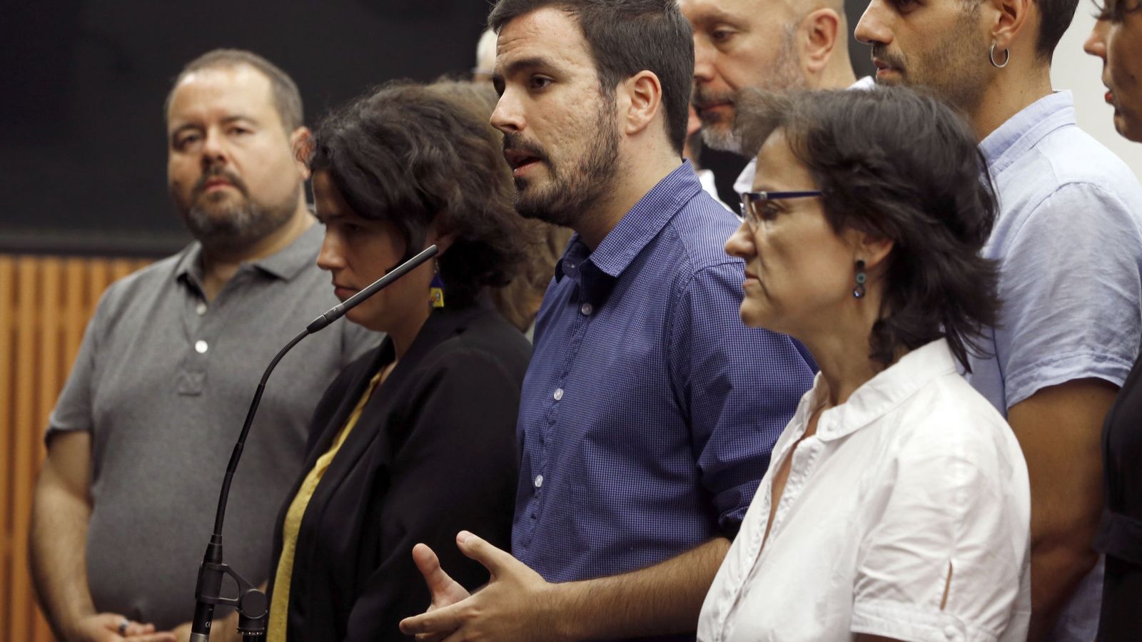Foto: Alberto Garzón, junto al grupo de ocho diputados y dos senadores de IU y la secretaria de Institucional de la federación, Amanda Meyer, el pasado 12 de julio en el Congreso. (EFE)