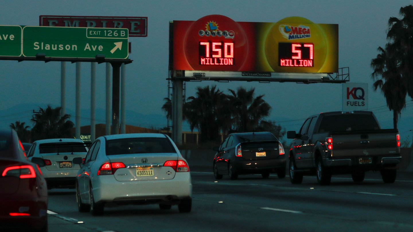 Los grandes botes de la lotería en Estados Unidos se anuncian también en las autopistas (Reuters/Mike Blake)