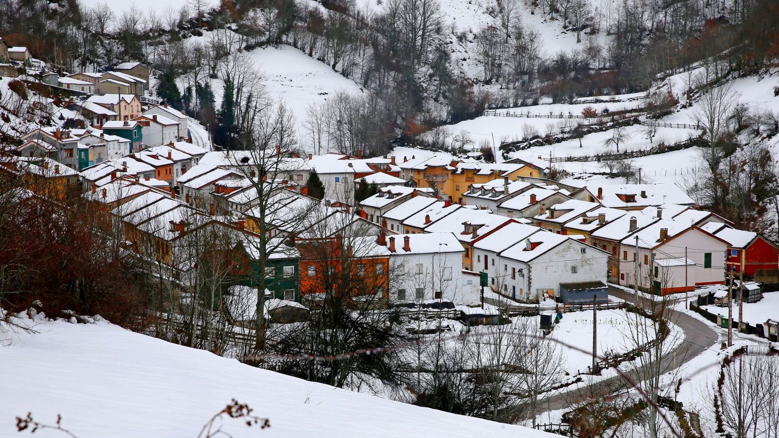 Foto: Un paraje nevado en la localidad asturiana de Tarna. (EFE)