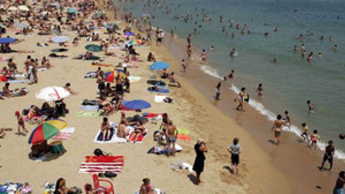 España recibe en febrero 2,7 millones de turistas, un 3,8% menos