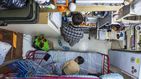 Casas jaula y pisos aparcamiento: la crisis inmobiliaria se come el futuro de Hong Kong