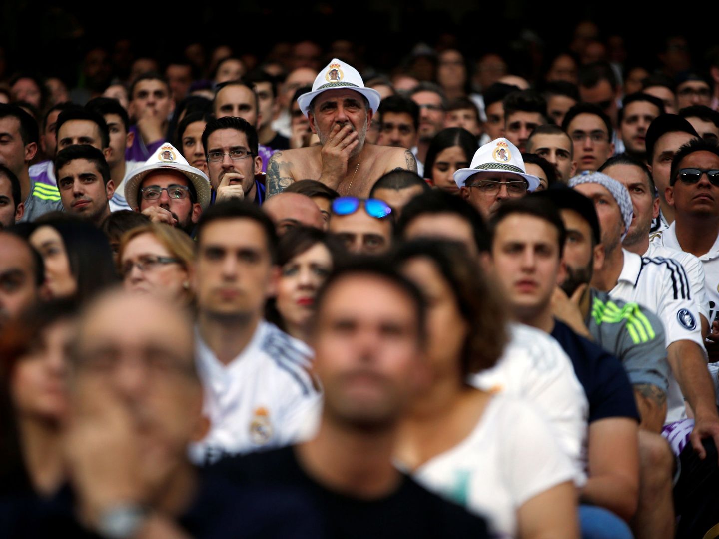 Aficionados en el Santiago Bernabéu durante la retransmisión de la última final de la Champions, en 2017 | Reuters