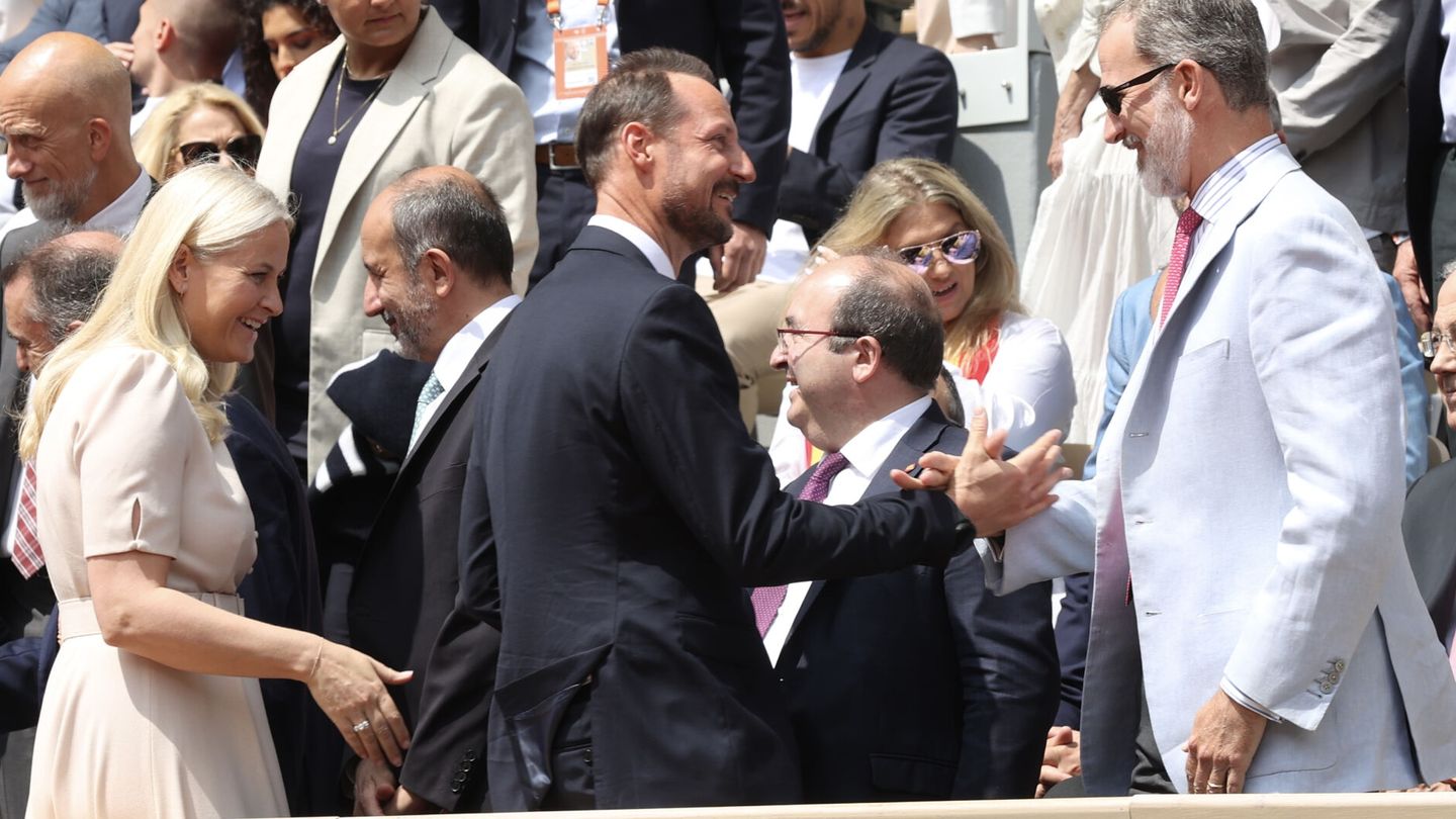 Don Felipe saludando a los herederos noruegos en el Grand Slam. (Casa Real/José Jiménez)