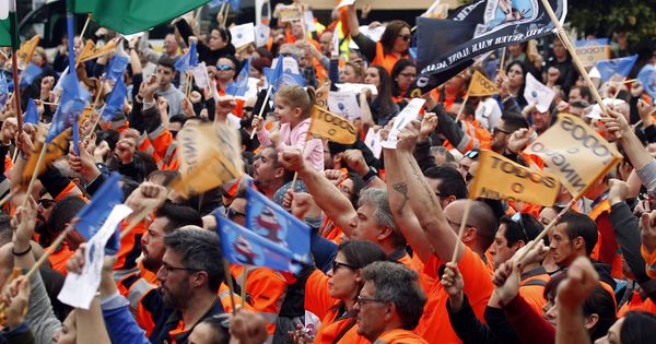 Foto: unas 3.000 personas se concentran en Algeciras en apoyo de los estibadores.