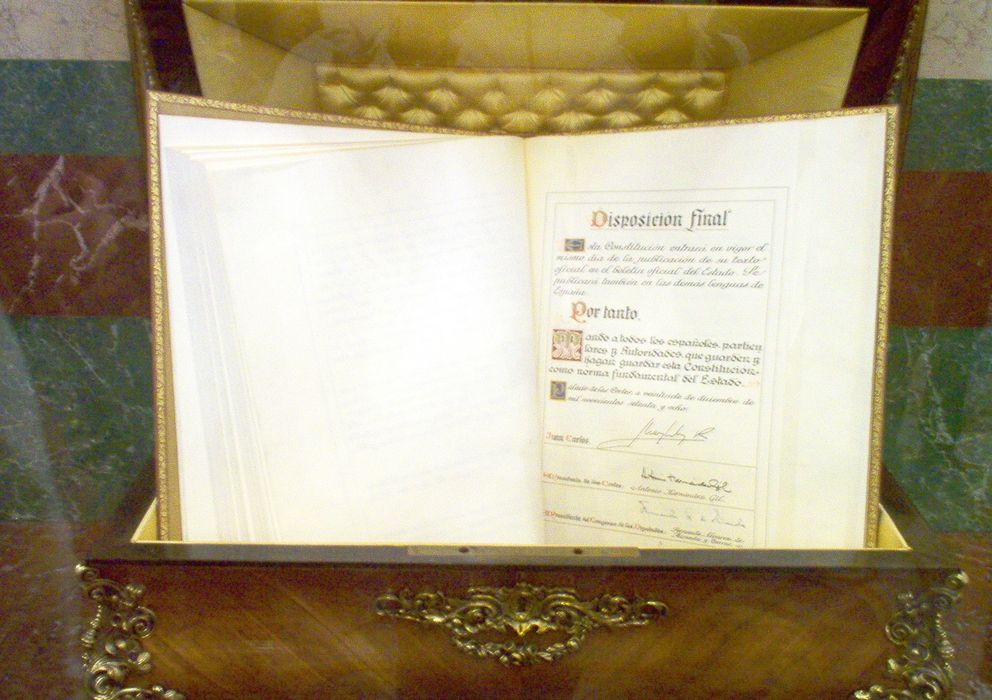 Foto: Ejemplar de la Constitución conservado en el Congreso de los Diputados. (http://es.wikipedia.org/)