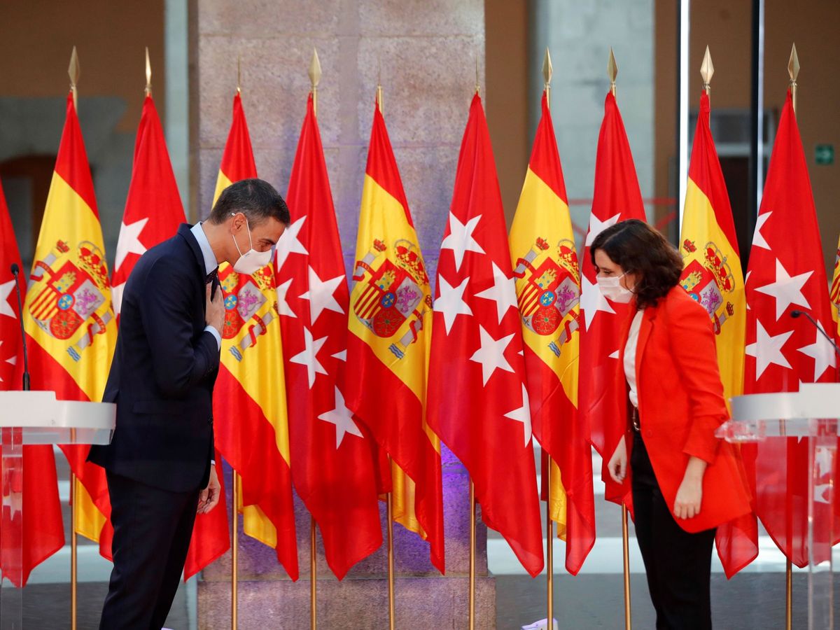 Foto: La presidenta de la Comunidad de Madrid, Isabel Díaz Ayuso, y el presidente del Gobierno, Pedro Sánchez, se saludan durante su comparecencia conjunta tras la reunión que ambos han mantenido. (EFE)