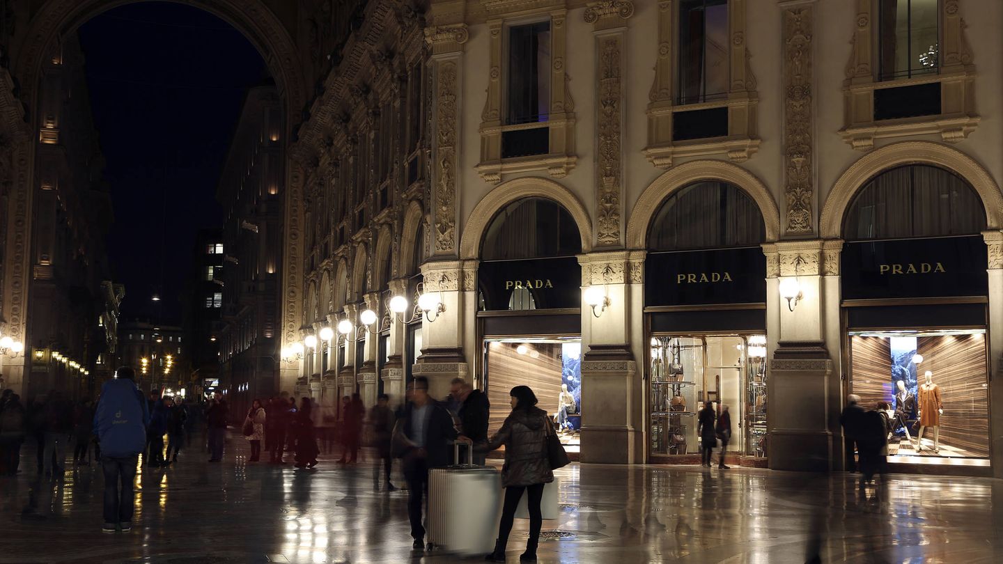 Tiendas de lujo en el centro de Milán. (Reuters)