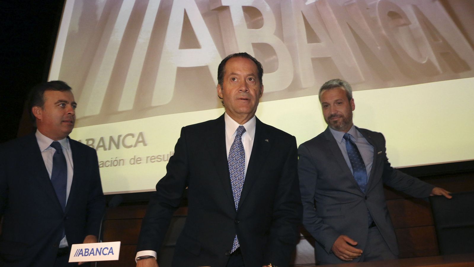 Foto:  El presidente de Abanca, Juan Carlos Escotet (c), en la presentación de las cuentas del primer semestre. (EFE)