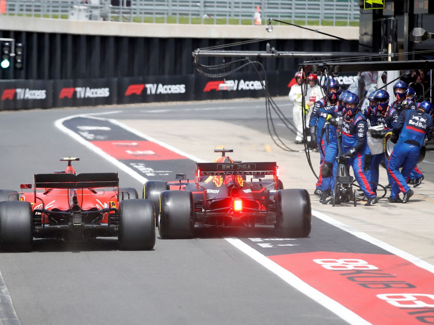 La lucha de Leclerc y Verstappen llegó al 'pit lane'. (Reuters)