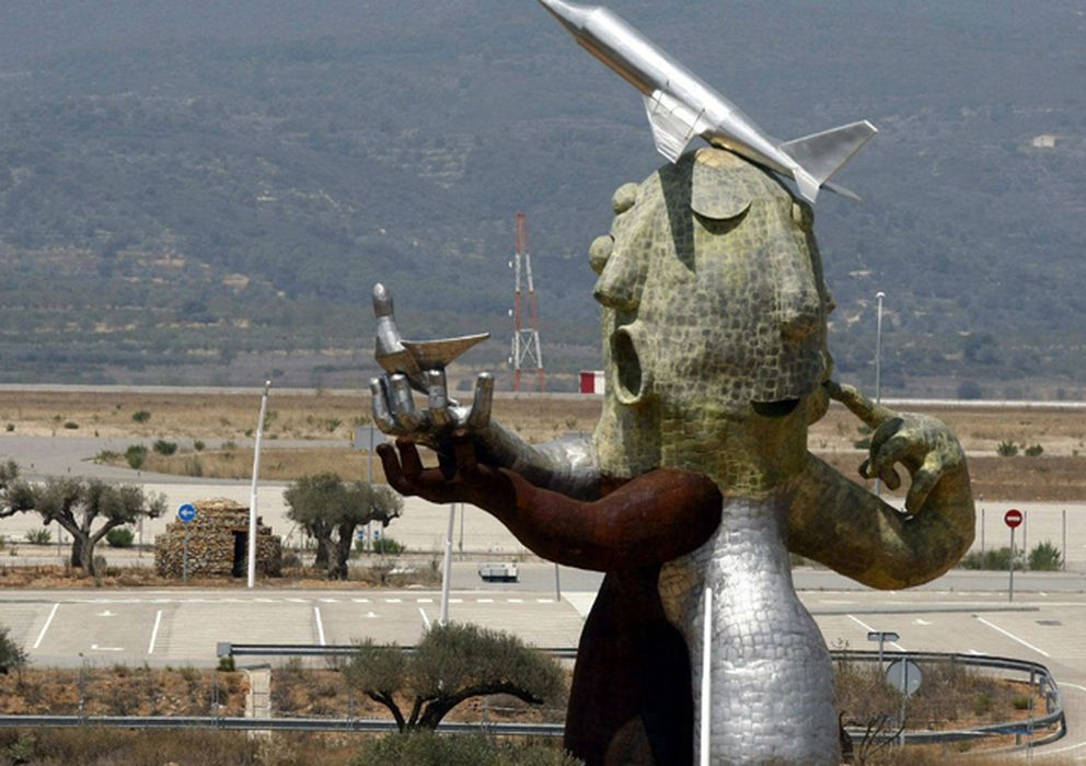 Foto: Estatua en el Aeropuerto de Castellón.