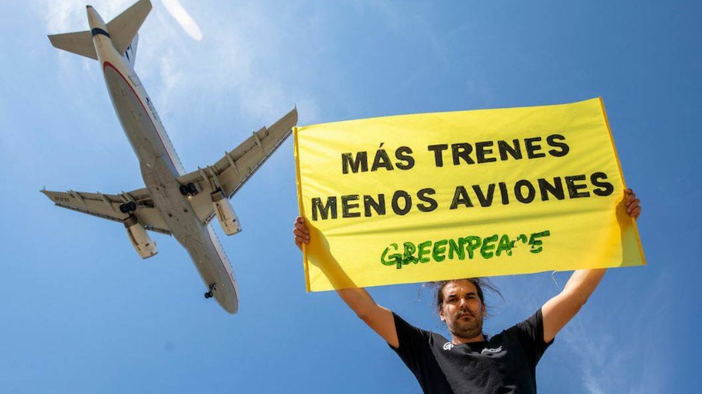 Imagen de campaña de Greenpeace en defensa del tren (Greenpeace)