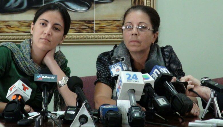 La viuda del fallecido disidente cubano Oswaldo Payá, Ofelia Acevedo (d), y su hija Rosa María. (EFE)