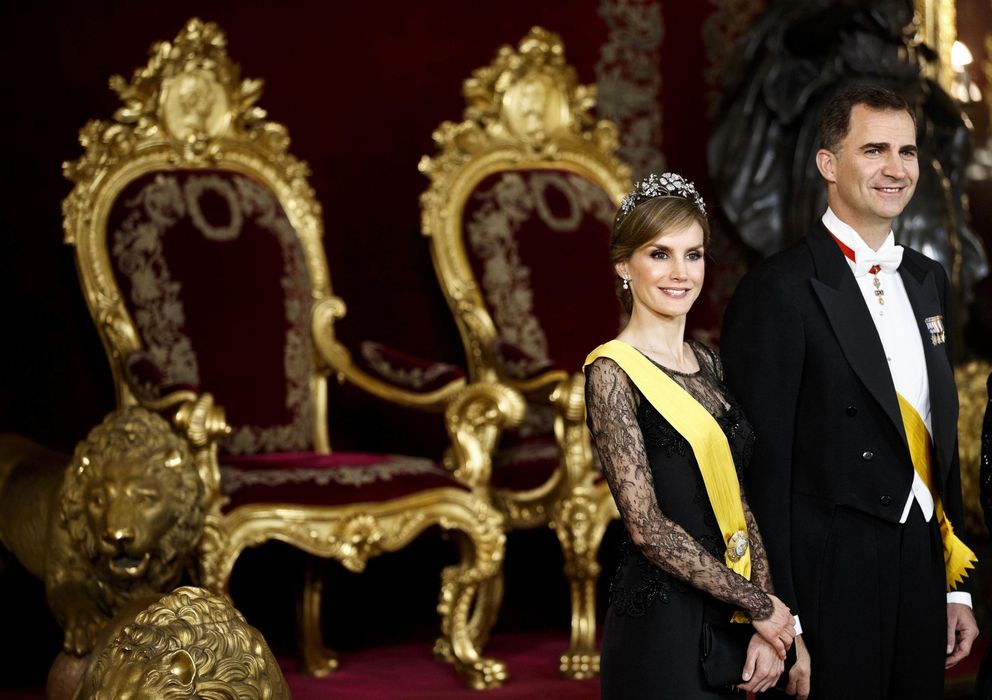 Foto: El príncipe Felipe acompañado de la princesa Letizia en el Palacio Real (Reuters)