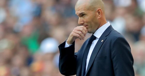 Foto: Zinédine Zidane, con gesto pensativo, durante el partido del Real Madrid contra el Valladolid. (EFE)