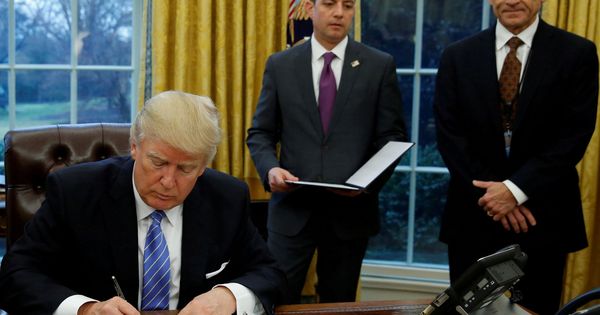 Foto: Donald Trump en el despacho oval con Peter Navarro (derecha). (Reuters)