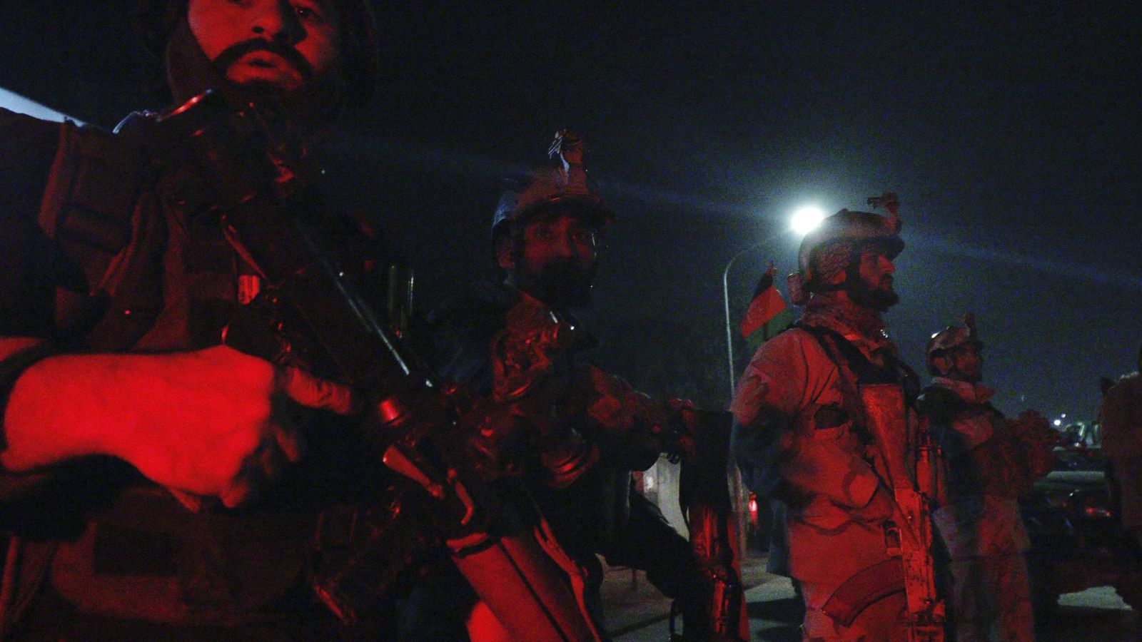 Foto: Fuerzas de Seguridad afganas protegen las inmediaciones de la Embajada de España en Kabul. (EFE)