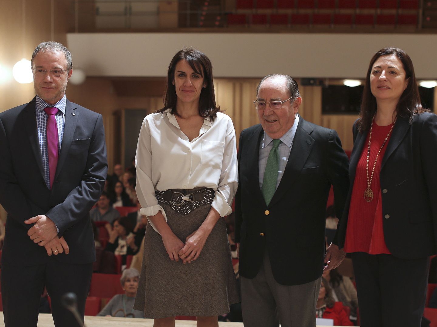 La presidenta de la Asociación Española de Abogados de Familia, Dolores Lozano, con Luis Zarraluqui Sánchez (2d), Marta Bolívar Laguna (2i) y Pablo Rodríguez Hoyos (i). (EFE)