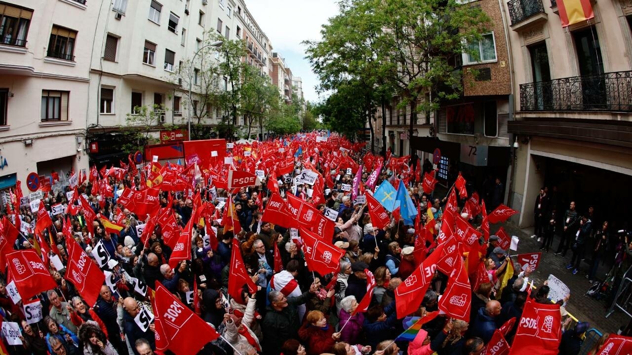 Foto de                                                 El PSOE convierte su Comité en un gran mitin de apoyo a Sánchez y sus simpatizantes llenan Ferraz            
