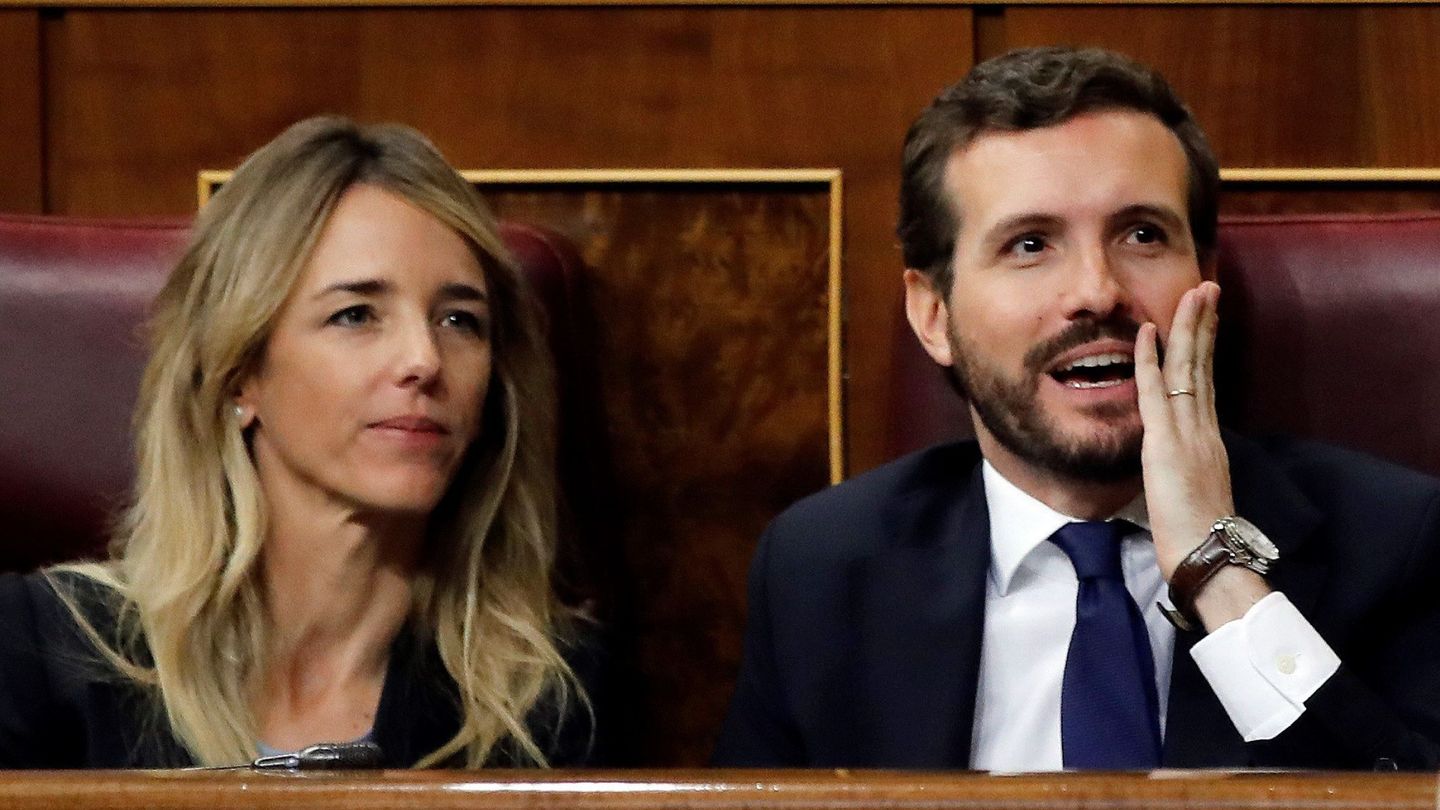 Casado, y la portavoz del PP, Cayetana Álvarez de Toledo, escuchan la respuesta de Sánchez. (EFE)