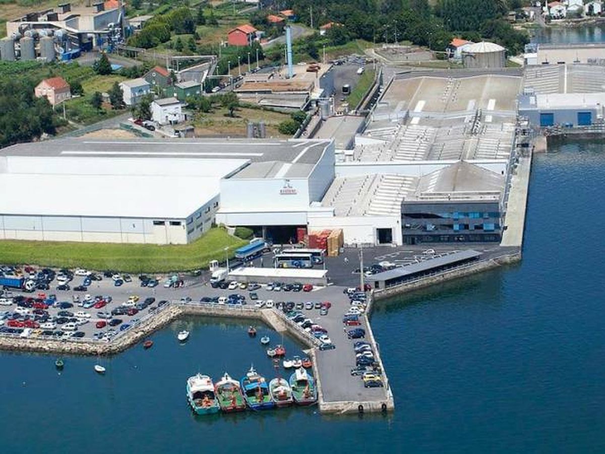 Foto: Fábrica de Jealsa Rianxeira en Boiro (A Coruña) que da a la Ría de Arousa.
